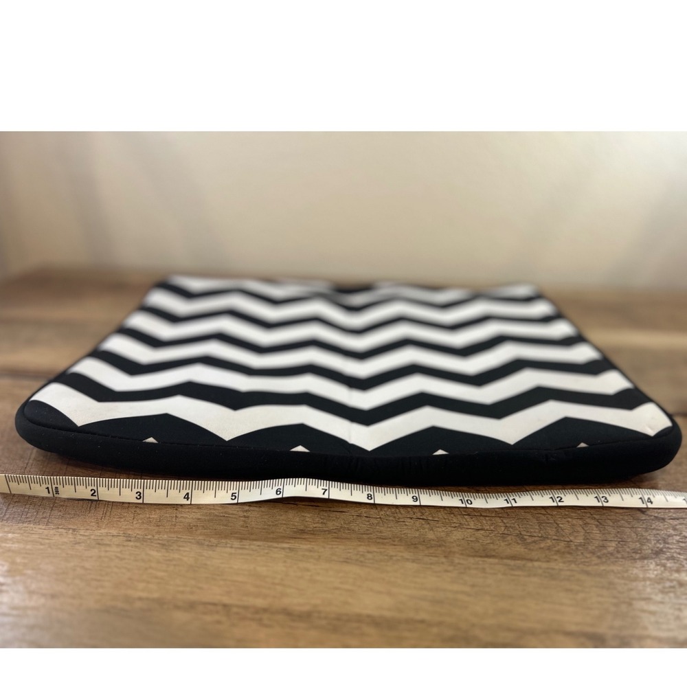 Macbeth Collection Black White Chevron Laptop Sleeve Case MB-XL5CB Carry Handle - Picture 4 of 5